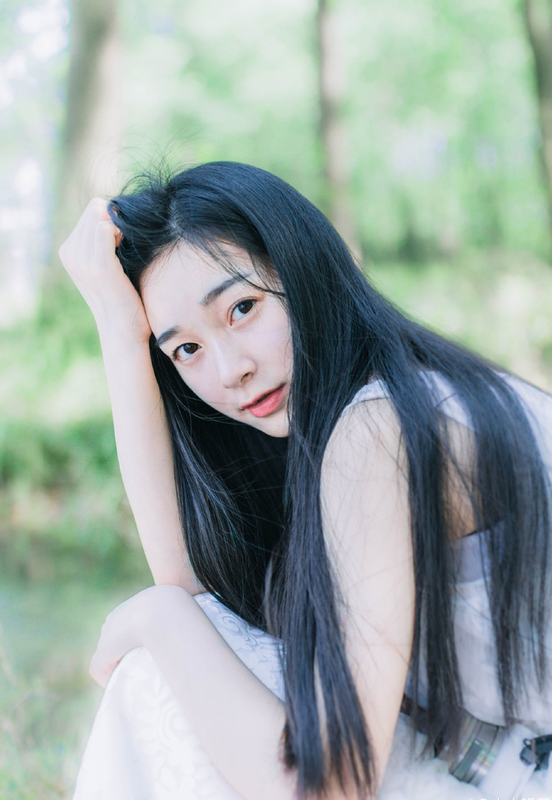 他却不知道，吕布不但在西域诸国廉价收购各种矿藏，同时对于冶炼技术以及铜铁武器是严禁对外销售的，就算偶尔流出，在西域，也只有王室贵胄或许会有一两件拿来收藏的收藏品，也因此，刘备军队的武器在庞德看来虽然是过时的东西，但在这些西域胡人眼中，已经算是不错的兵器了。